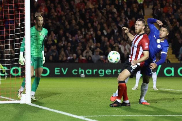 Lincoln City v Chelsea EFL Cup 23 09 2025. Lincoln City forward Ben House (18) cant reach a ball at the far post during the EFL Cup match between Lincoln City and Chelsea at Sincil Bank, Lincoln, United Kingdom on 23 September 2025. Lincoln Sincil Bank Lincs United Kingdom Editorial use only DataCo restrictions apply See www.football-dataco.com , Copyright: xJohnxMallettx PSI-22888-0026