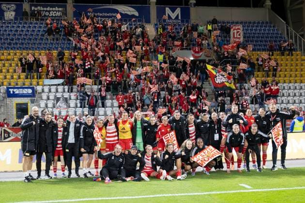 Google Pixel Frauen-Bundesliga: FC Carl Zeiss Jena vs. 1. FC Union Berlin; Jena; 23.09.2025 Mannschaft und Fans 1. FC Union Berlin Google Pixel Frauen-Bundesliga: FC Carl Zeiss Jena vs. 1. FC Union Berlin; ad hoc arena im Ernst-Abbe-Sportfeld; 23.09.2025 Copyright: xBEAUTIFULxSPORTS Duehringx