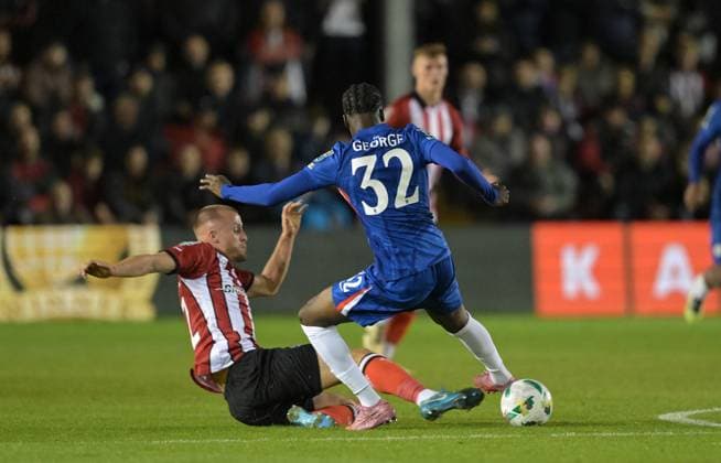 Tom Hamer of Lincoln City snaps into strong challenge on Tyrique George of Chelsea Lincoln City v Chelsea, EFL Carabao Cup, Third Round, Football, LNER Stadium, Lincoln, UK - 23 Sep 2025Lincoln LNER Stadium United Kingdom EDITORIAL USE ONLY No use with unauthorised audio, video, data, fixture lists, club league logos or live services. Online in-match use limited to 120 images, no video emulation. No use in betting, games or single club league player publications. Copyright: xGreigxCowie Shutterstockx 15498456ae