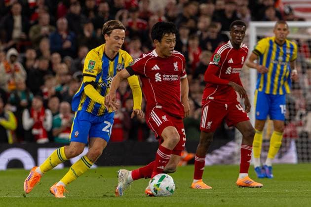 Football - Football League Cup - 3rd Round - Liverpool FC v Southampton FC LIVERPOOL, ENGLAND - Tuesday, September 23, 2025: Liverpool s Wataru EndÅ is challenged by Southampton™s Caspar Jander during the Football League Cup 3rd Round match between Liverpool FC and Southampton FC at Anfield. (Photo by David Rawcliffe Propaganda) LIVERPOOL Anfield MERSEYSIDE ENGLAND  Copyright: xDavidxRawcliffex P2025-09-23-Liverpool_Southampton-28