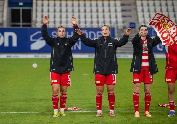 Fußball, Frauen, Saison 2025 2026, Google Pixel Frauen-Bundesliga (4. Spieltag), FC Carl Zeiss Jena - 1. FC Union Berlin, v. l. Katja Orschmann (1. FC Union), Dina Orschmann (1. FC Union), Eileen Campbell (1. FC Union), Jubel nach Abpfiff, 23.09. 2025, Copyright: xMatthiasxKochx