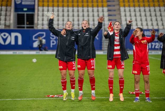 Fußball, Frauen, Saison 2025 2026, Google Pixel Frauen-Bundesliga (4. Spieltag), FC Carl Zeiss Jena - 1. FC Union Berlin, v. l. Katja Orschmann (1. FC Union), Dina Orschmann (1. FC Union), Eileen Campbell (1. FC Union), Athanasia Moraitou (1. FC Union), Jubel nach Abpfiff, 23.09. 2025, Copyright: xMatthiasxKochx