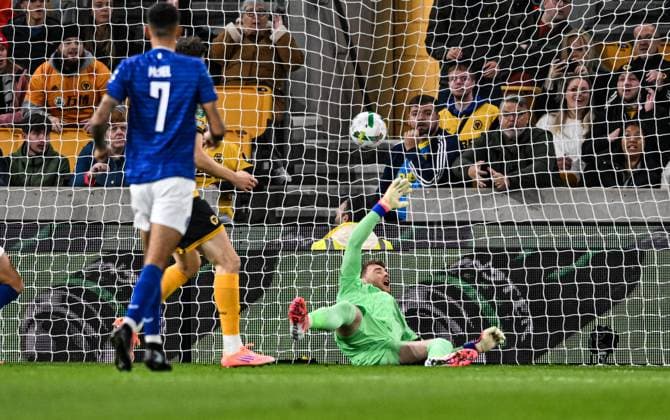 23rd September 2025; Molineux Stadium, Wolverhampton, West Midlands, England; Carabao Cup Football, Wolverhampton Wanderers versus Everton; Marshall Munetsi of Wolverhampton Wanderers scores past Mark Travers of Everton FC in the 29th minute to make the score 1-0  GodfreyxPitt