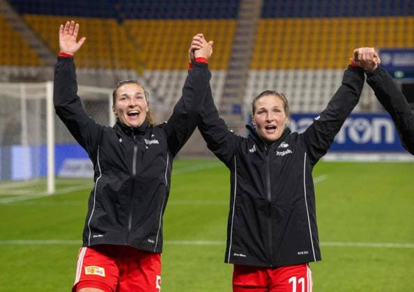 Fußball, Frauen, Saison 2025 2026, Google Pixel Frauen-Bundesliga (4. Spieltag), FC Carl Zeiss Jena - 1. FC Union Berlin, v. l. Katja Orschmann (1. FC Union), Dina Orschmann (1. FC Union), Jubel nach Abpfiff, 23.09. 2025, Copyright: xMatthiasxKochx