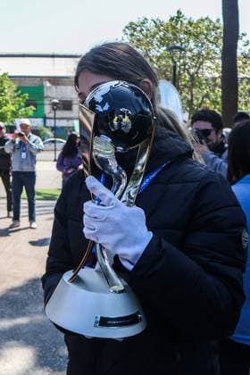 Chile 2025 U-20 World Cup trophy exhibition in Valparaiso - 23 Sep. A woman carries the trophy for the U-20 World Cup. The exhibition of the U-20 World Cup trophy. Valparaiso Chile Copyright: xCristobalxBasaurexArayax xSOPAxImagesx Foto-2