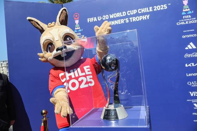 Chile 2025 U-20 World Cup trophy exhibition in Valparaiso - 23 Sep. Vito, the official mascot of the U-20 World Cup seen next to the trophy. The exhibition of the U-20 World Cup trophy. Valparaiso Chile Copyright: xCristobalxBasaurexArayax xSOPAxImagesx Foto-10