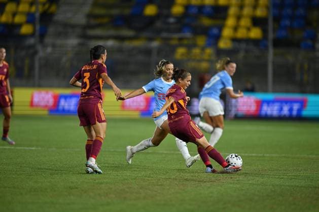 Manuela Giugliano (10) AS Roma Femminile control the ball during the Final Four Serie A Women s cup 2025 2026 football match between Roma Femminile vs Lazio Women on September 23, 2025 at the Stadium Romeo Menti, Castellammare di Stabia (NA) Italy  Copyright: xSalvatorexVaro IPAxSportx xipa-agency.netx xx IPA_65614370 IPA_Agency_IPA65614370