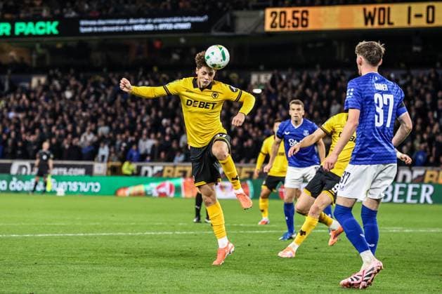 Carabao Cup round 3 Wolverhampton Wanderers v Everton Ladislav KrejÄi of Wolverhampton Wanderers heads on goal during the Carabao Cup round 3 match Wolverhampton Wanderers vs Everton at Molineux, Wolverhampton, United Kingdom, 23rd September 2025 (Photo by Alfie Cosgrove News Images) Wolverhampton Molineux West Midlands United Kingdom Copyright: xAlfiexCosgrove NewsxImagesx