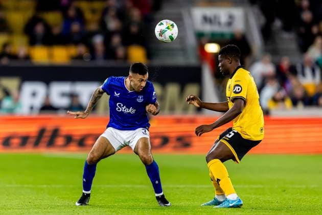 Wolverhampton Wanderers v Everton EFL Cup 23 09 2025. Everton midfielder Dwight McNeil (7) heads the ball away during the EFL Cup match between Wolverhampton Wanderers and Everton at Molineux, Wolverhampton, England on 23 September 2025. Wolverhampton Molineux West Midlands England Editorial use only DataCo restrictions apply See www.football-dataco.com , Copyright: xManjitxNarotrax PSI-22889-0020