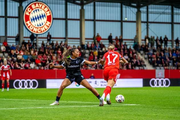 Nicole Ojukwu (6 Freiburg) und Klara Bühl (17 FC Bayern) in Aktion beim Google Pixel Frauen Bundesligaspiel FC Bayern München - SC Freiburg am 23.09.2025. München FC Bayern Campus Bayern Deutschland