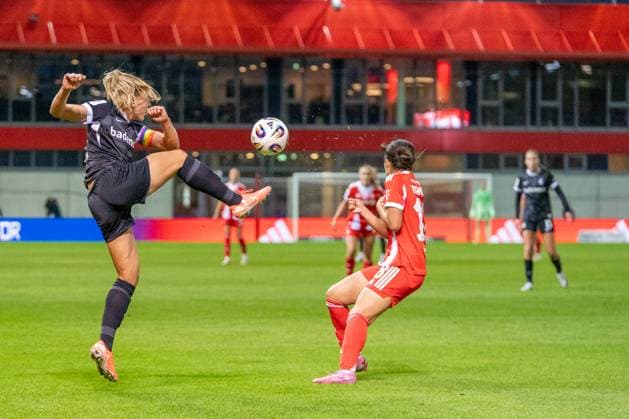 Lisa Karl (2 Freiburg) und Momoko Tanikawa (18 Bayern) in Aktion beim Google Pixel Frauen Bundesligaspiel FC Bayern München - SC Freiburg am 23.09.2025. München FC Bayern Campus Bayern Deutschland
