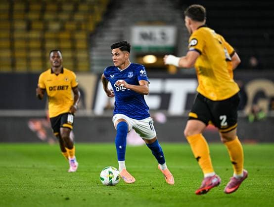 23rd September 2025; Molineux Stadium, Wolverhampton, West Midlands, England; Carabao Cup Football, Wolverhampton Wanderers versus Everton; Carlos Alcaraz of Everton FC runs with the ball towards Matt Doherty of Wolverhampton Wanderers  GodfreyxPitt