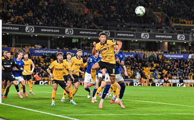 23rd September 2025; Molineux Stadium, Wolverhampton, West Midlands, England; Carabao Cup Football, Wolverhampton Wanderers versus Everton; Hwang Hee-chan of Wolverhampton Wanderers makes a defensive header  GodfreyxPitt