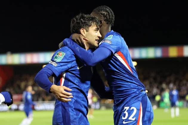 Lincoln City v Chelsea EFL Cup 23 09 2025. GOAL 1-2 Chelsea midfielder Facundo Bounaotte (40) (left)is congratulated for scoring Chelsea s second during the EFL Cup match between Lincoln City and Chelsea at Sincil Bank, Lincoln, United Kingdom on 23 September 2025. Lincoln Sincil Bank Lincs United Kingdom Editorial use only DataCo restrictions apply See www.football-dataco.com , Copyright: xJohnxMallettx PSI-22888-0051