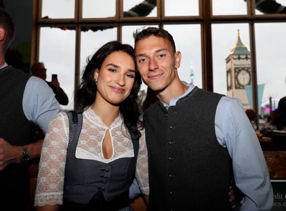 Fussball, Herren, 3.Liga, Saison 2025 2026, TSV 1860 München, offizieller Wiesnbesuch, Hacker-Festzelt Manuel Pfeifer (TSV 1860 München) mit Begleitung in Tracht