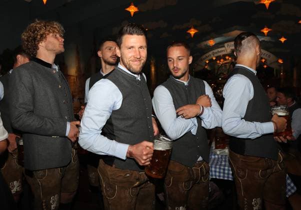 Fussball, Herren, 3.Liga, Saison 2025 2026, TSV 1860 München, offizieller Wiesnbesuch, Hacker-Festzelt Rene Vollath (TSV 1860 München) in Tracht, stehend