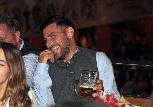 Fussball, Herren, 3.Liga, Saison 2025 2026, TSV 1860 München, offizieller Wiesnbesuch, Hacker-Festzelt Kevin Volland (TSV 1860 München) lacht, lachend, lustig in Tracht