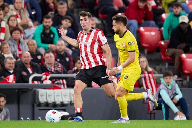 September 23, 2025, Bilbao, Vizcaya, SPAIN: Jesus Areso of Athletic Club competes for the ball with Alex Moreno of Girona FC during the LaLiga EA Sports match between Athletic Club and Girona FC at San Mames on September 23, 2025, in Bilbao, Spain. Bilbao SPAIN - ZUMAa181 20250923_zaa_a181_168 Copyright: xRicardoxLarreinax