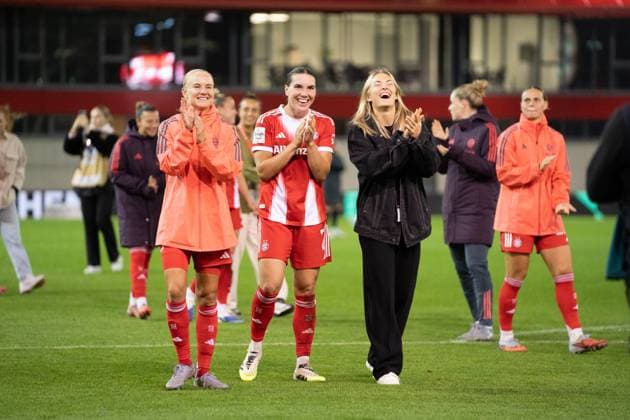 Pernille Harder (21 Bayern) , Vanessa Gilles (2 Bayern) und Magdalena Eriksson (5 FC Bayern) feiern den Sieg nach dem Google Pixel Frauen Bundesligaspiel FC Bayern München - SC Freiburg am 23.09.2025. München FC Bayern Campus Bayern Deutschland