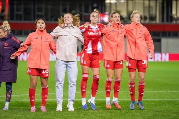 Momoko Tanikawa (18 Bayern) , Stine Ballisager (3 Bayern) ,Giulia Gwinn (7 FC Bayern) Klara Bühl (17 FC Bayern) und Carolin Simon (30 FC Bayern) feiern den Sieg nach dem Google Pixel Frauen Bundesligaspiel FC Bayern München - SC Freiburg am 23.09.2025. München FC Bayern Campus Bayern Deutschland