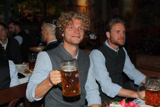 Fussball, Herren, 3.Liga, Saison 2025 2026, TSV 1860 München, offizieller Wiesnbesuch, Hacker-Festzelt Jesper Verlaat (TSV 1860 München) mit einer Mass Bier in der rechten Hand, Tracht