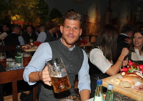 Fussball, Herren, 3.Liga, Saison 2025 2026, TSV 1860 München, offizieller Wiesnbesuch, Hacker-Festzelt Florian Niederlechner (TSV 1860 München) mit einer Mass Bier in der Hand