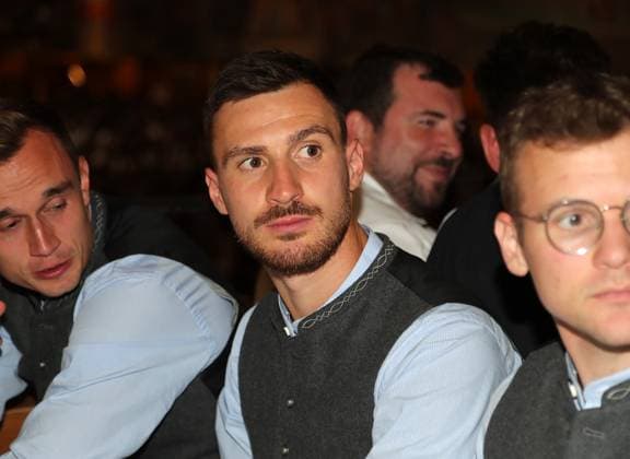 Fussball, Herren, 3.Liga, Saison 2025 2026, TSV 1860 München, offizieller Wiesnbesuch, Hacker-Festzelt Maximilian Wolfram (TSV 1860 München) in Tracht, sitzend