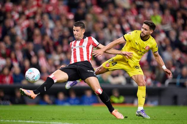 September 23, 2025, Bilbao, Vizcaya, SPAIN: Gorka Guruzeta of Athletic Club competes for the ball with Alex Moreno of Girona FC during the LaLiga EA Sports match between Athletic Club and Girona FC at San Mames on September 23, 2025, in Bilbao, Spain. Bilbao SPAIN - ZUMAa181 20250923_zaa_a181_172 Copyright: xRicardoxLarreinax