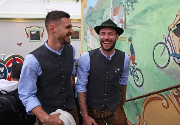Fussball, Herren, 3.Liga, Saison 2025 2026, TSV 1860 München, offizieller Wiesnbesuch, Hacker-Festzelt Maximilian Wolfram (TSV 1860 München) (li.) mit Patrick Hobsch (TSV 1860 München) (re.) in Tracht auf der Treppe zur Empore