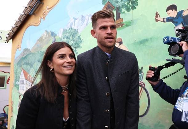 Fussball, Herren, 3.Liga, Saison 2025 2026, TSV 1860 München, offizieller Wiesnbesuch, Hacker-Festzelt Florian Niederlechner (TSV 1860 München) mit Begleitung in Tracht auf der Treppe zur Empore
