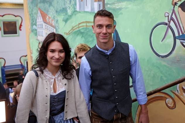 Fussball, Herren, 3.Liga, Saison 2025 2026, TSV 1860 München, offizieller Wiesnbesuch, Hacker-Festzelt Manuel Pfeifer (TSV 1860 München) mit Begleitung in Tracht auf der Treppe zur Empore