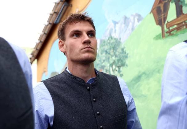Fussball, Herren, 3.Liga, Saison 2025 2026, TSV 1860 München, offizieller Wiesnbesuch, Hacker-Festzelt Max Christiansen (TSV 1860 München) in Tracht auf der Treppe zur Empore