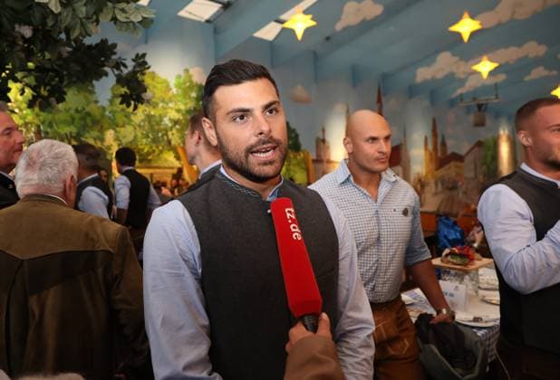 Fussball, Herren, 3.Liga, Saison 2025 2026, TSV 1860 München, offizieller Wiesnbesuch, Hacker-Festzelt Kevin Volland (TSV 1860 München) beim Interview, Kopf, Oberkörper