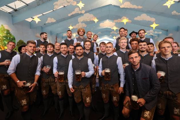 Fussball, Herren, 3.Liga, Saison 2025 2026, TSV 1860 München, offizieller Wiesnbesuch, Hacker-Festzelt Die Mannschaft des TSV 1860 München zusammen in Tracht und Bier in der Hand, Teamfoto