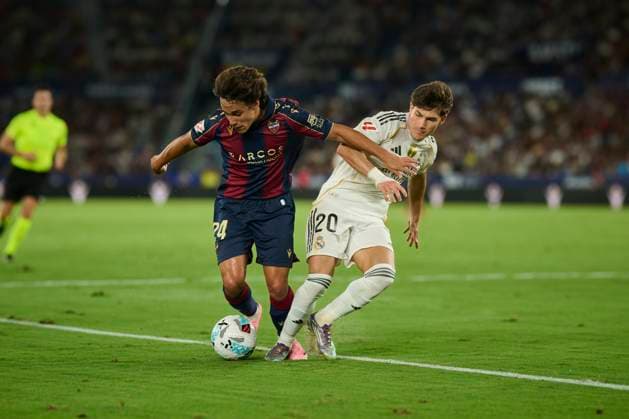 La Liga EA Regular Season Round 6 Carlos Alvarez of Levante UD (L) and Francisco Jose Garcia Torres of Real Madrid (R) seen in action during the the La Liga EA Sports match between Levante UD and Real Madrid at Ciutat de Valencia stadium, (Valencia ) on September 23, 2025. Valencia Ciutat de Valencia stadium Valencia Spain Copyright: xVIENTExVIDALx