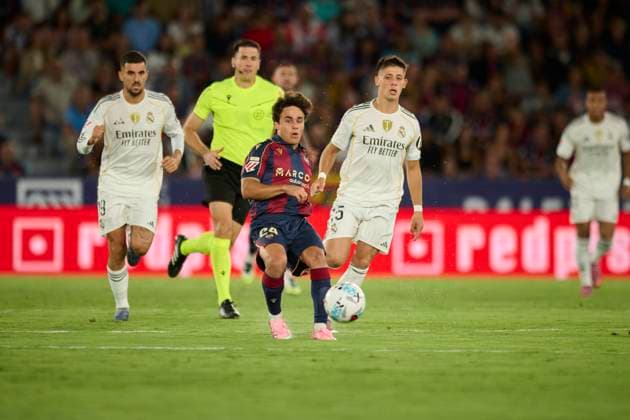 La Liga EA Regular Season Round 6 Carlos Alvarez of Levante UD seen in action during the the La Liga EA Sports match between Levante UD and Real Madrid at Ciutat de Valencia stadium, (Valencia ) on September 23, 2025. Valencia Ciutat de Valencia stadium Valencia Spain Copyright: xVicentexVidalx