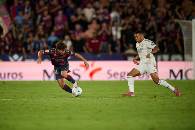 La Liga EA Regular Season Round 6 Carlos Alvarez of Levante UD (L) and Kylian Mbappe of Real Madrid (R) seen in action during the the La Liga EA Sports match between Levante UD and Real Madrid at Ciutat de Valencia stadium, (Valencia ) on September 23, 2025. Valencia Ciutat de Valencia stadium Valencia Spain Copyright: xVicentexVidalx