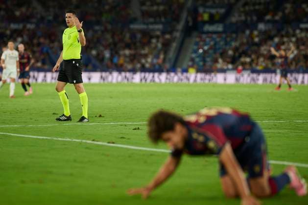 La Liga EA Regular Season Round 6 Unpire Isido Diaz de Mera seen in action during the the La Liga EA Sports match between Levante UD and Real Madrid at Ciutat de Valencia stadium, (Valencia ) on September 23, 2025. Valencia Ciutat de Valencia stadium Valencia Spain Copyright: xVIENTExVIDALx