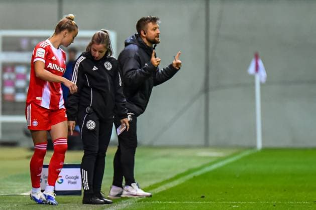 Giulia Gwinn (7 FC Bayern) wird nach ihrer Verletzungszeit eingewechselt beim Google Pixel Frauen Bundesligaspiel FC Bayern München - SC Freiburg am 23.09.2025. München FC Bayern Campus Bayern Deutschland