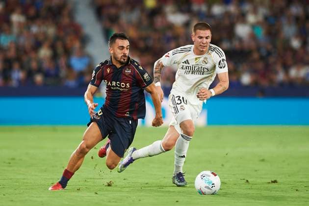 Diego Pampin (Levante UD) and Franco Mastantuono (Real Madrid CF) during the LaLiga EA Sports match between Levante UD and Real Madrid at Ciudad de Valencia on September 23, 2025 in Valencia, Spain. (Photo by Maria Jose Segovia DeFodi Images) Diego Pampin Levante UD and Franco Mastantuono Real Madrid CF during the LaLiga EA Sports match between Levante UD and Real Madrid at Ciudad de Valencia on September 23, 2025 in Valencia, Spain Photo by Maria Jose Segovia DeFodi Images