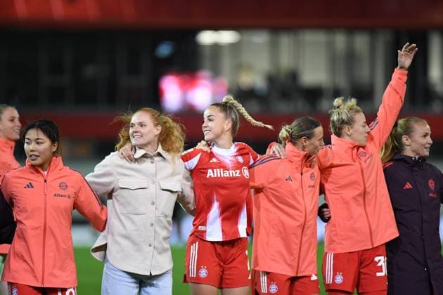 Momoko Tanikawa (18 Bayern) , Stine Ballisager (3 Bayern) ,Giulia Gwinn (7 FC Bayern) Klara Bühl (17 FC Bayern) und Carolin Simon (30 FC Bayern) feiern den Sieg nach dem Google Pixel Frauen Bundesligaspiel FC Bayern München - SC Freiburg am 23.09.2025. München FC Bayern Campus Bayern Deutschland