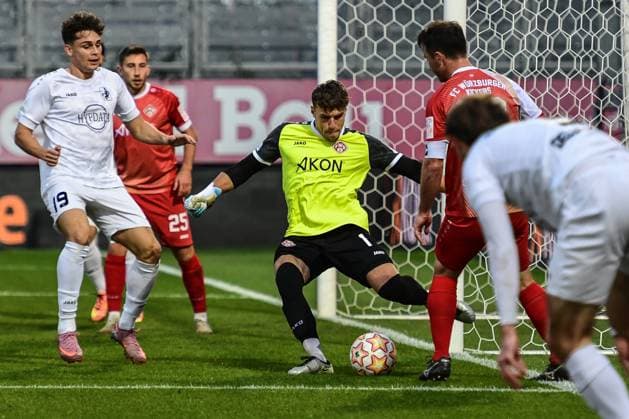 Wuerzburger Kickers gegen TSV Schwaben Augsburg, Wuerzburg, 23.09.2025 Johann Hipper (Wuerzburger Kickers 1) schlaegt den Ball aus dem 5-Meterraum , Wuerzburg, 23.09.2025 - 10. Spieltag der Regionalliga Bayern, Wuerzburger Kickers gegen TSV Schwaben Augsburg, Wuerzburg Akon Arena Copyright: xBEAUTIFULxSPORTS Märklx