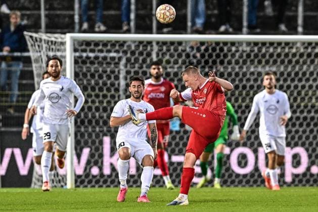 Wuerzburger Kickers gegen TSV Schwaben Augsburg, Wuerzburg, 23.09.2025 Philipp Ochs (Wuerzburger Kickers 13) am Ball , Wuerzburg, 23.09.2025 - 10. Spieltag der Regionalliga Bayern, Wuerzburger Kickers gegen TSV Schwaben Augsburg, Wuerzburg Akon Arena Copyright: xBEAUTIFULxSPORTS Märklx