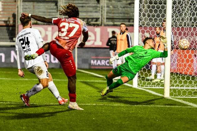 Wuerzburger Kickers gegen TSV Schwaben Augsburg, Wuerzburg, 23.09.2025 erfolgreiche Parade von Maximilian Reil (TSV Schwaben Augsburg, 35)nach Kopfball Eliot Muteba (Wuerzburger Kickers 37) , Wuerzburg, 23.09.2025 - 10. Spieltag der Regionalliga Bayern, Wuerzburger Kickers gegen TSV Schwaben Augsburg, Wuerzburg Akon Arena Copyright: xBEAUTIFULxSPORTS Märklx
