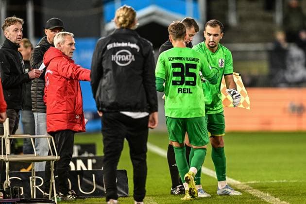 Wuerzburger Kickers gegen TSV Schwaben Augsburg, Wuerzburg, 23.09.2025 Einwechslung von Elias Rogg (TSV Schwaben Augsburg, 25) nach Verletzung Maximilian Reil (TSV Schwaben Augsburg, 35) , Wuerzburg, 23.09.2025 - 10. Spieltag der Regionalliga Bayern, Wuerzburger Kickers gegen TSV Schwaben Augsburg, Wuerzburg Akon Arena Copyright: xBEAUTIFULxSPORTS Märklx