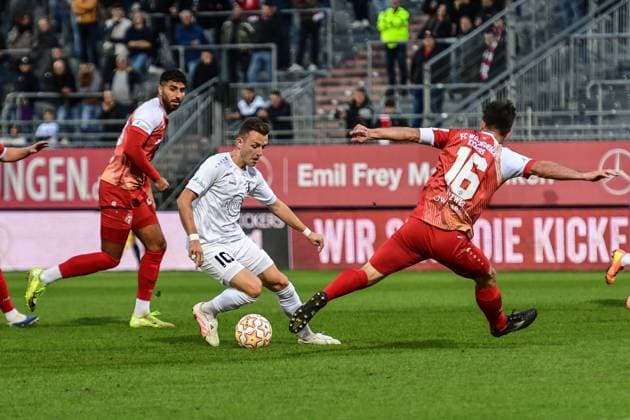 Wuerzburger Kickers gegen TSV Schwaben Augsburg, Wuerzburg, 23.09.2025 Lukas Ramser (TSV Schwaben Augsburg, 10) gefährlich vor dem Strafraum gegen Peter Kurzweg (Wuerzburger Kickers 16) , Wuerzburg, 23.09.2025 - 10. Spieltag der Regionalliga Bayern, Wuerzburger Kickers gegen TSV Schwaben Augsburg, Wuerzburg Akon Arena Copyright: xBEAUTIFULxSPORTS Märklx