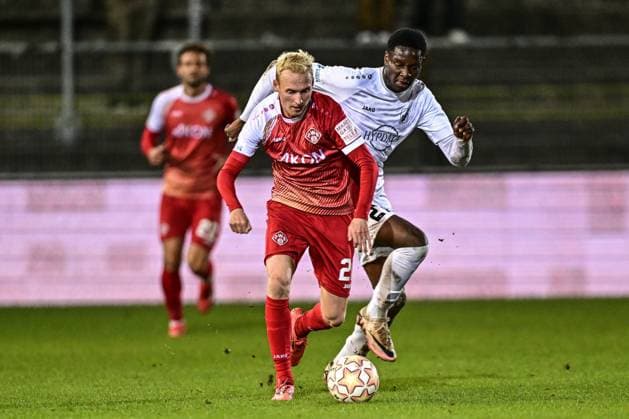 Wuerzburger Kickers gegen TSV Schwaben Augsburg, Wuerzburg, 23.09.2025 Luke Hemmerich (Wuerzburger Kickers 21) am Ball dahinter Marc Sodji (TSV Schwaben Augsburg, 27) , Wuerzburg, 23.09.2025 - 10. Spieltag der Regionalliga Bayern, Wuerzburger Kickers gegen TSV Schwaben Augsburg, Wuerzburg Akon Arena Copyright: xBEAUTIFULxSPORTS Märklx