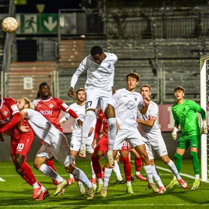 Wuerzburger Kickers gegen TSV Schwaben Augsburg, Wuerzburg, 23.09.2025 Marc Sodji (TSV Schwaben Augsburg, 27) beim Kopfball im eigenen Strafraum , Wuerzburg, 23.09.2025 - 10. Spieltag der Regionalliga Bayern, Wuerzburger Kickers gegen TSV Schwaben Augsburg, Wuerzburg Akon Arena Copyright: xBEAUTIFULxSPORTS Märklx