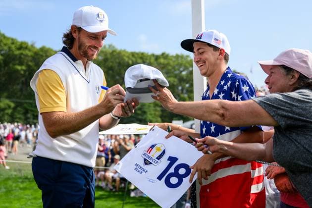 250923 Tommy Fleetwood of Team Europe with fans during a practice round on day -3 of the Ryder Cup on September 23, 2025 in New York. Photo: Jesper Zerman BILDBYRAN kod JZ JZ0614 golf ryder cup usa europe bbeng publik Copyright: JESPERxZERMAN BB250923JZ076