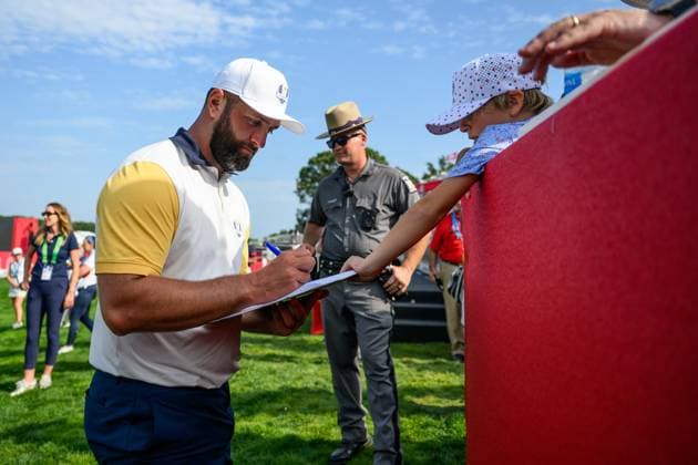 250923 Jon Rahm of Team Europe with fans during a practice round on day -3 of the Ryder Cup on September 23, 2025 in New York. Photo: Jesper Zerman BILDBYRAN kod JZ JZ0614 golf ryder cup usa europe bbeng publik Copyright: JESPERxZERMAN BB250923JZ084
